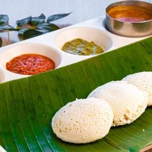 Idly With Sambar & Chutney